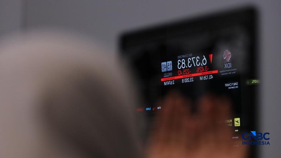 Ilustrasi orang berdoa dengan latar belakang Bursa Saham Indonesia di Bursa Efek Indonesia, Jakarta, Selasa (19/5/2026). (CNBC Indonesia/Tri Susilo)