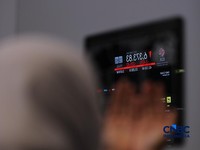 Ilustrasi orang berdoa dengan latar belakang Bursa Saham Indonesia di Bursa Efek Indonesia, Jakarta, Selasa (19/5/2026). (CNBC Indonesia/Tri Susilo)