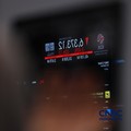 Ilustrasi orang berdoa dengan latar belakang Bursa Saham Indonesia di Bursa Efek Indonesia, Jakarta, Selasa (19/5/2026). (CNBC Indonesia/Tri Susilo)
