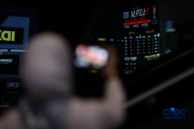 Ilustrasi orang berdoa dengan latar belakang Bursa Saham Indonesia di Bursa Efek Indonesia, Jakarta, Selasa (19/5/2026). (CNBC Indonesia/Tri Susilo)