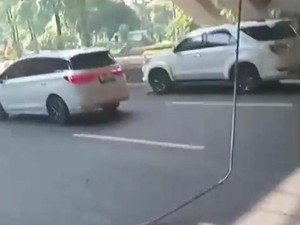 Hati-hati! Ada Kabel Listrik Menjuntai ke Jalan di Semanggi Jakpus