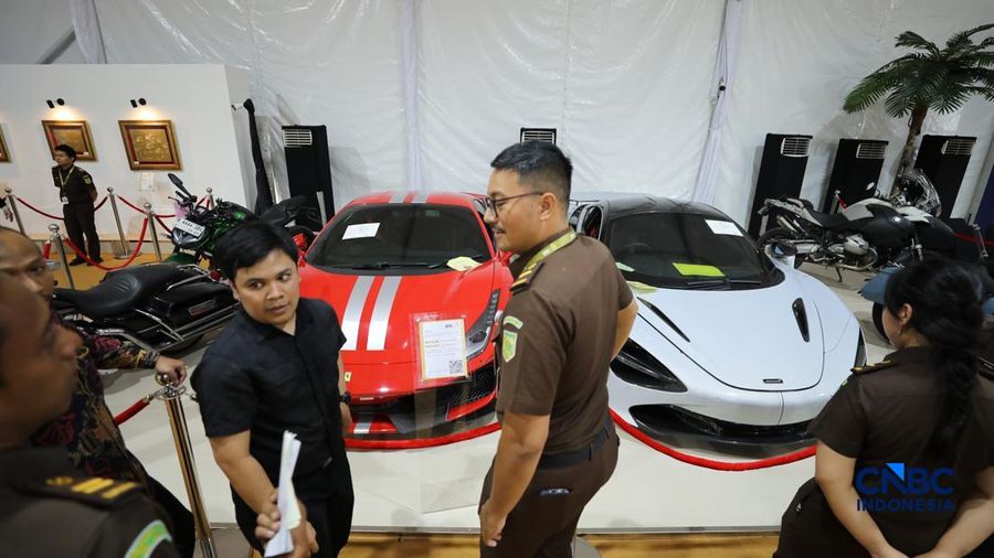 Kendaraan yang dilelang dalam pameran BPA Fair di Kantor BPA, Jalan Kebagusan Raya, Jakarta, Selasa (19/5/2026). (CNBC Indonesia/Tri Susilo)