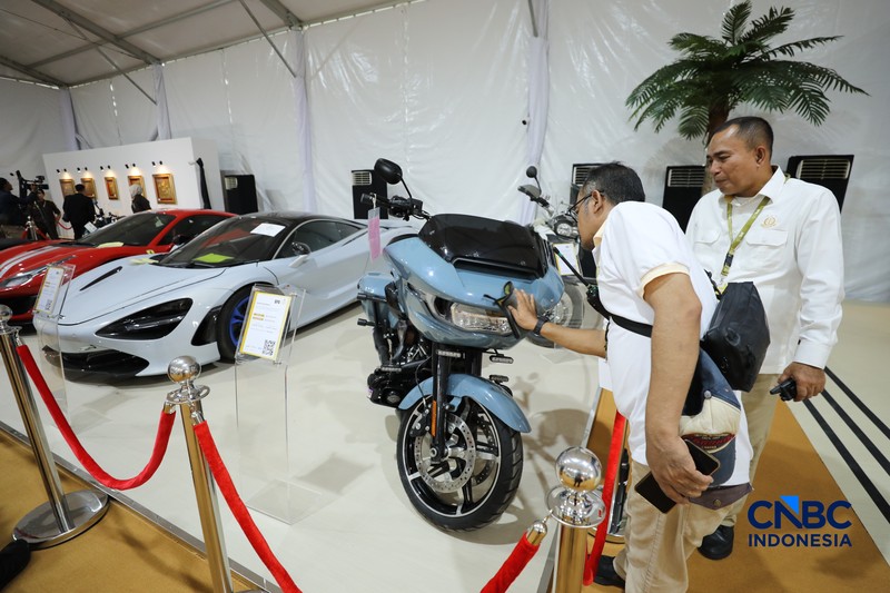 Kendaraan yang dilelang dalam pameran BPA Fair di Kantor BPA, Jalan Kebagusan Raya, Jakarta, Selasa (19/5/2026). (CNBC Indonesia/Tri Susilo)