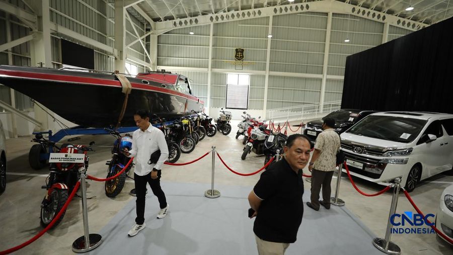 Kendaraan yang dilelang dalam pameran BPA Fair di Kantor BPA, Jalan Kebagusan Raya, Jakarta, Selasa (19/5/2026). (CNBC Indonesia/Tri Susilo)