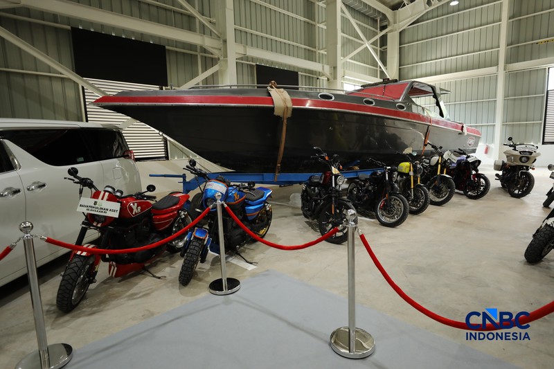 Kendaraan yang dilelang dalam pameran BPA Fair di Kantor BPA, Jalan Kebagusan Raya, Jakarta, Selasa (19/5/2026). (CNBC Indonesia/Tri Susilo)