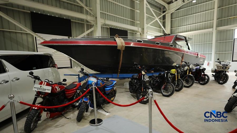 Kendaraan yang dilelang dalam pameran BPA Fair di Kantor BPA, Jalan Kebagusan Raya, Jakarta, Selasa (19/5/2026). (CNBC Indonesia/Tri Susilo)