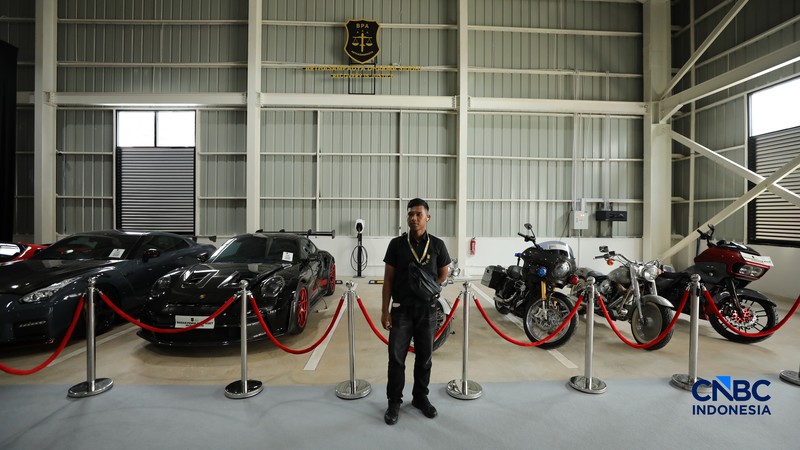 Kendaraan yang dilelang dalam pameran BPA Fair di Kantor BPA, Jalan Kebagusan Raya, Jakarta, Selasa (19/5/2026). (CNBC Indonesia/Tri Susilo)