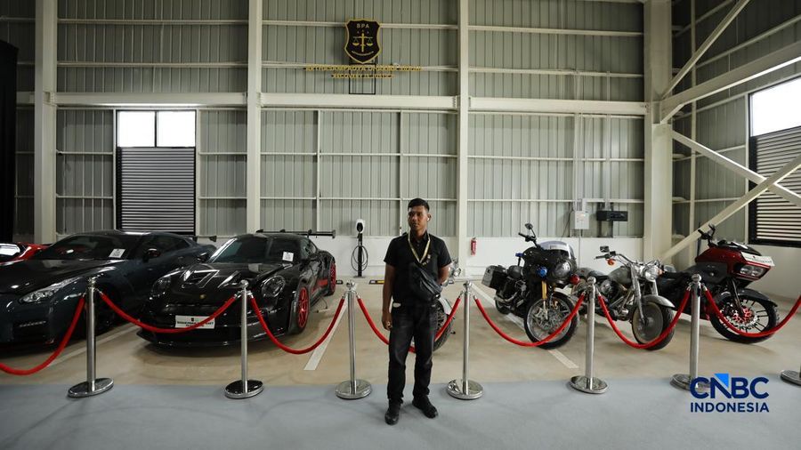 Kendaraan yang dilelang dalam pameran BPA Fair di Kantor BPA, Jalan Kebagusan Raya, Jakarta, Selasa (19/5/2026). (CNBC Indonesia/Tri Susilo)