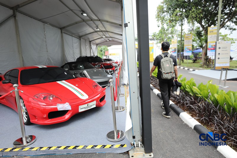 Kendaraan yang dilelang dalam pameran BPA Fair di Kantor BPA, Jalan Kebagusan Raya, Jakarta, Selasa (19/5/2026). (CNBC Indonesia/Tri Susilo)
