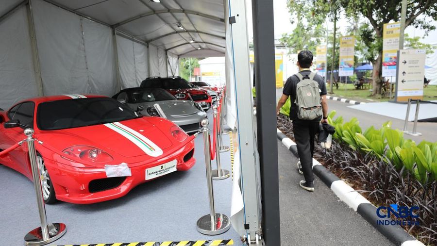 Kendaraan yang dilelang dalam pameran BPA Fair di Kantor BPA, Jalan Kebagusan Raya, Jakarta, Selasa (19/5/2026). (CNBC Indonesia/Tri Susilo)