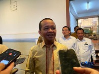 Menteri ESDM Bahlil Lahadalia di Kantor Kementerian ESDM, Selasa (19/5/2026). (CNBC Indonesia/Firda Dwi Muliawati)
