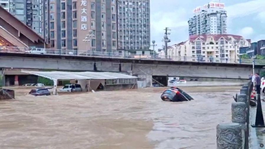 Mobil-mobil sebagian terendam banjir setelah hujan lebat di Duyun, Provinsi Guizhou, Tiongkok, 19 Mei 2026, dalam gambar diam yang diperoleh dari video media sosial.