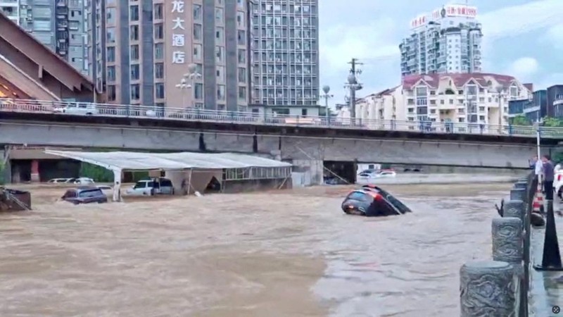 Mobil-mobil sebagian terendam banjir setelah hujan lebat di Duyun, Provinsi Guizhou, Tiongkok, 19 Mei 2026, dalam gambar diam yang diperoleh dari video media sosial.