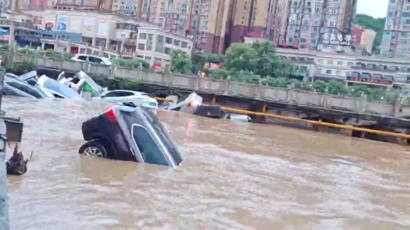 Hujan deras yang mengguyur provinsi Guizhou, China, menyebabkan Sungai Jian meluap dan memicu banjir besar pada Selasa (19/5/2026). (Tangkapan Layar Video Reuters/SOCIAL MEDIA)