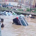 Mobil-mobil sebagian terendam banjir setelah hujan lebat di Duyun, Provinsi Guizhou, Tiongkok, 19 Mei 2026, dalam gambar diam yang diperoleh dari video media sosial. (Social Media/via REUTERS)