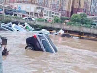 Mobil-mobil sebagian terendam banjir setelah hujan lebat di Duyun, Provinsi Guizhou, Tiongkok, 19 Mei 2026, dalam gambar diam yang diperoleh dari video media sosial. (Social Media/via REUTERS)