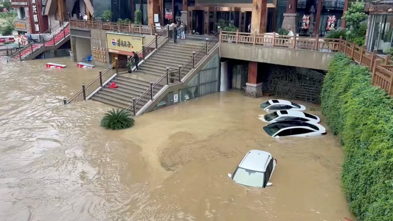Hujan deras yang mengguyur provinsi Guizhou, China, menyebabkan Sungai Jian meluap dan memicu banjir besar pada Selasa (19/5/2026). (Tangkapan Layar Video Reuters/SOCIAL MEDIA)