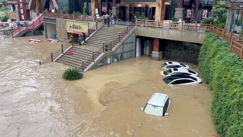 Mobil-mobil terendam sebagian air banjir setelah hujan lebat di Duyun, Provinsi Guizhou, Tiongkok, 19 Mei 2026, dalam gambar diam yang diperoleh dari video media sosial ini.