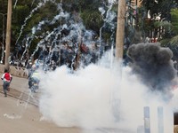 Orang-orang berlarian saat petugas polisi menggunakan gas air mata untuk membubarkan demonstran selama pemogokan operator transportasi umum yang dipicu oleh kenaikan biaya bahan bakar terkait dengan tekanan pasokan global akibat perang di Iran, di pu
