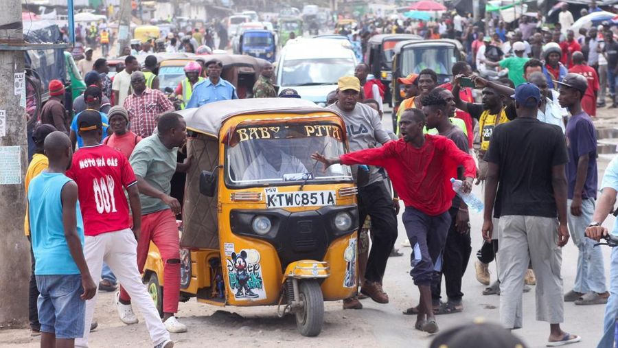 Para pengunjuk rasa berusaha menghalangi becak agar tidak mengangkut penumpang selama pemogokan oleh operator transportasi umum yang dipicu oleh kenaikan biaya bahan bakar yang terkait dengan tekanan pasokan global, di Mombasa, Kenya, 18 Mei 2026. (REUTERS/Laban Walloga)