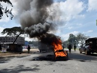 Petugas polisi anti huru hara berjalan untuk membersihkan barikade yang didirikan oleh para pengunjuk rasa selama pemogokan operator transportasi umum yang dipicu oleh kenaikan biaya bahan bakar terkait dengan tekanan pasokan global, di kota Nakuru,