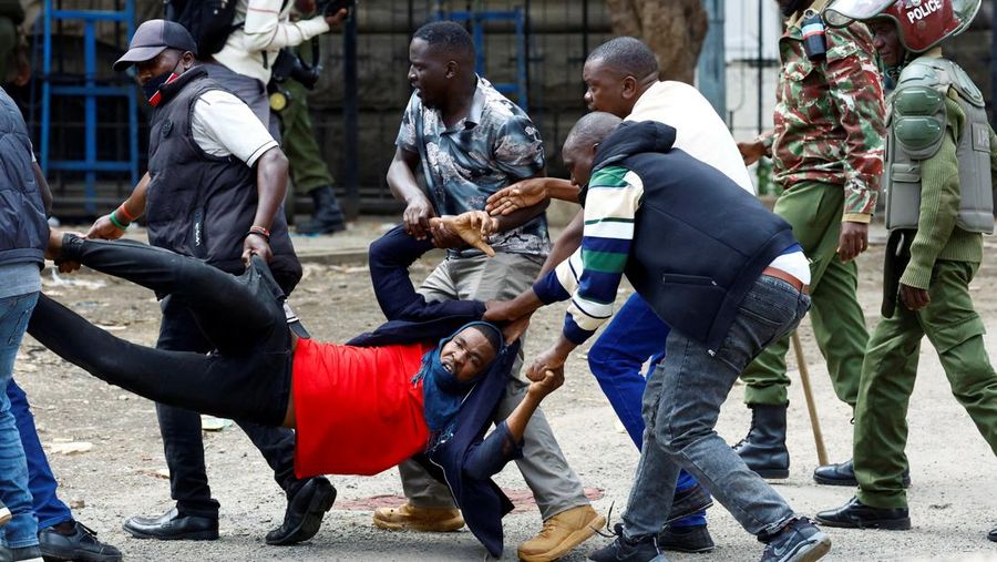 Petugas polisi berpakaian preman menahan seorang demonstran selama pemogokan oleh operator transportasi umum yang dipicu oleh kenaikan biaya bahan bakar terkait dengan tekanan pasokan global, di pusat kota Nairobi, Kenya, 18 Mei 2026. (REUTERS/Thomas Mukoya)