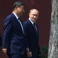 Presiden China Xi Jinping dan Presiden Rusia Vladimir Putin berjalan di kediaman pribadi pemimpin China Zhongnanhai di Beijing, China, 2 September 2025. (Sputnik/Alexander Kazakov/Pool via REUTERS/File Foto)