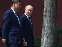 Presiden China Xi Jinping dan Presiden Rusia Vladimir Putin berjalan di kediaman pribadi pemimpin China Zhongnanhai di Beijing, China, 2 September 2025. (Sputnik/Alexander Kazakov/Pool via REUTERS/File Foto)