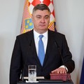 Presiden Kroasia yang terpilih kembali, Zoran Milanovic, mengucapkan sumpah jabatan selama upacara pelantikannya di kantor kepresidenan di Zagreb, pada 18 Februari 2025. (Photo by Damir SENCAR / POOL / AFP/File Foto)