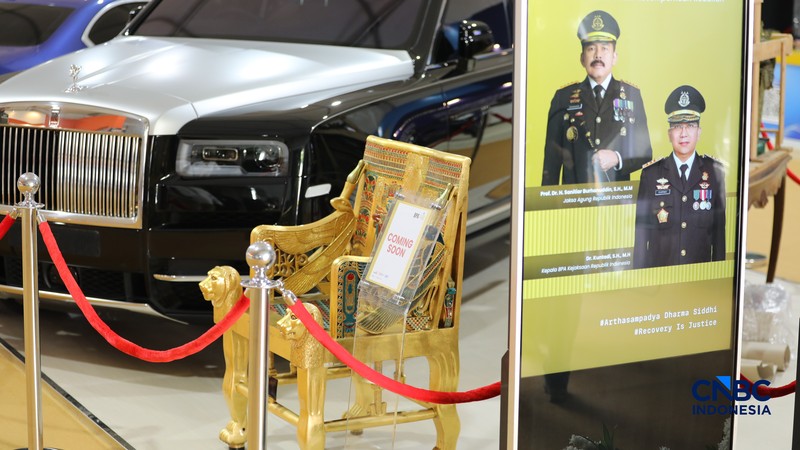 Replika kursi firaun yang dilelang dalam pameran BPA Fair, Ragunan, Pasar Minggu, Jakarta, Selasa (19/5/2026). (CNBC Indonesia/Tri Susilo)