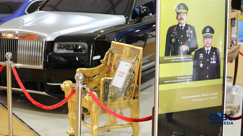Replika kursi firaun yang dilelang dalam pameran BPA Fair, Ragunan, Pasar Minggu, Jakarta, Selasa (19/5/2026). (CNBC Indonesia/Tri Susilo)