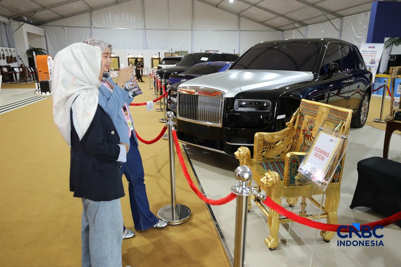 Replika kursi firaun yang dilelang dalam pameran BPA Fair, Ragunan, Pasar Minggu, Jakarta, Selasa (19/5/2026). (CNBC Indonesia/Tri Susilo)