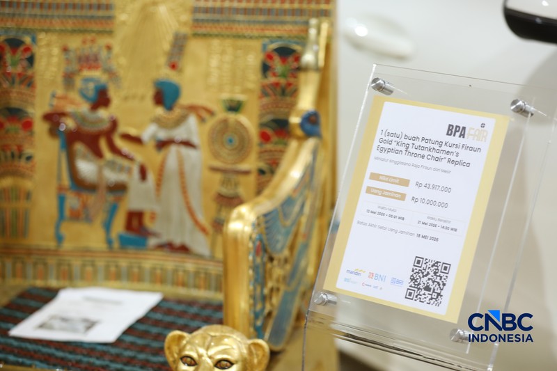 Replika kursi firaun yang dilelang dalam pameran BPA Fair, Ragunan, Pasar Minggu, Jakarta, Selasa (19/5/2026). (CNBC Indonesia/Tri Susilo)
