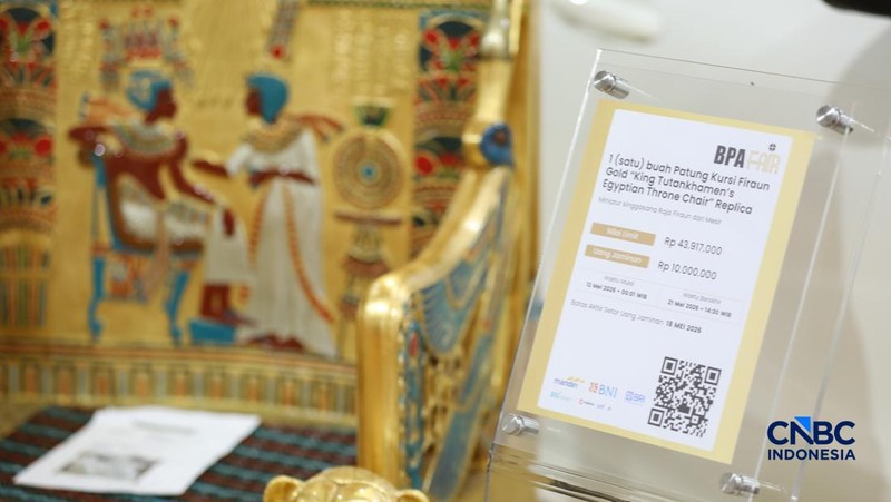 Replika kursi firaun yang dilelang dalam pameran BPA Fair, Ragunan, Pasar Minggu, Jakarta, Selasa (19/5/2026). (CNBC Indonesia/Tri Susilo)