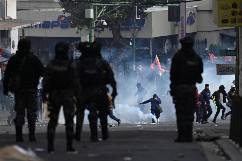 Ricuh selama pawai yang menyerukan pengunduran diri Presiden Bolivia Rodrigo Paz di La Paz, Bolivia, Senin (18/5/2026). (REUTERS/Claudia Morales)