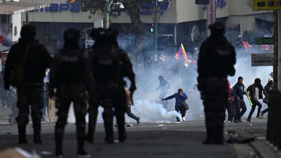 Ricuh selama pawai yang menyerukan pengunduran diri Presiden Bolivia Rodrigo Paz di La Paz, Bolivia, Senin (18/5/2026). (REUTERS/Claudia Morales)