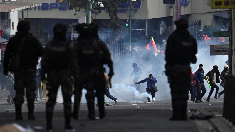Ricuh selama pawai yang menyerukan pengunduran diri Presiden Bolivia Rodrigo Paz di La Paz, Bolivia, Senin (18/5/2026). (REUTERS/Claudia Morales)