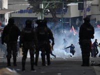 Ricuh selama pawai yang menyerukan pengunduran diri Presiden Bolivia Rodrigo Paz di La Paz, Bolivia, Senin (18/5/2026). (REUTERS/Claudia Morales)