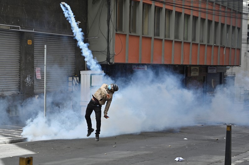 Ricuh selama pawai yang menyerukan pengunduran diri Presiden Bolivia Rodrigo Paz di La Paz, Bolivia, Senin (18/5/2026). (REUTERS/Claudia Morales)