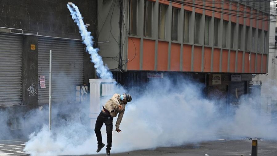 Ricuh selama pawai yang menyerukan pengunduran diri Presiden Bolivia Rodrigo Paz di La Paz, Bolivia, Senin (18/5/2026). (REUTERS/Claudia Morales)