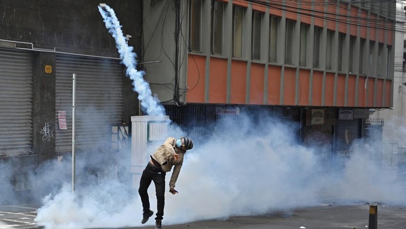 Ricuh selama pawai yang menyerukan pengunduran diri Presiden Bolivia Rodrigo Paz di La Paz, Bolivia, Senin (18/5/2026). (REUTERS/Claudia Morales)