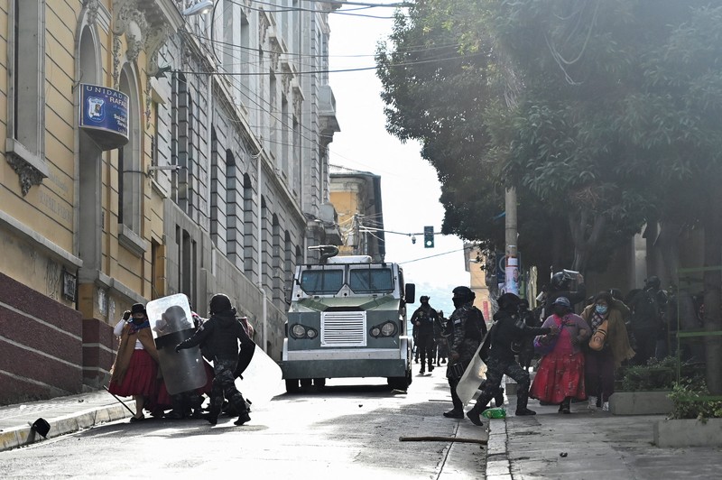 Ricuh selama pawai yang menyerukan pengunduran diri Presiden Bolivia Rodrigo Paz di La Paz, Bolivia, Senin (18/5/2026). (REUTERS/Claudia Morales)