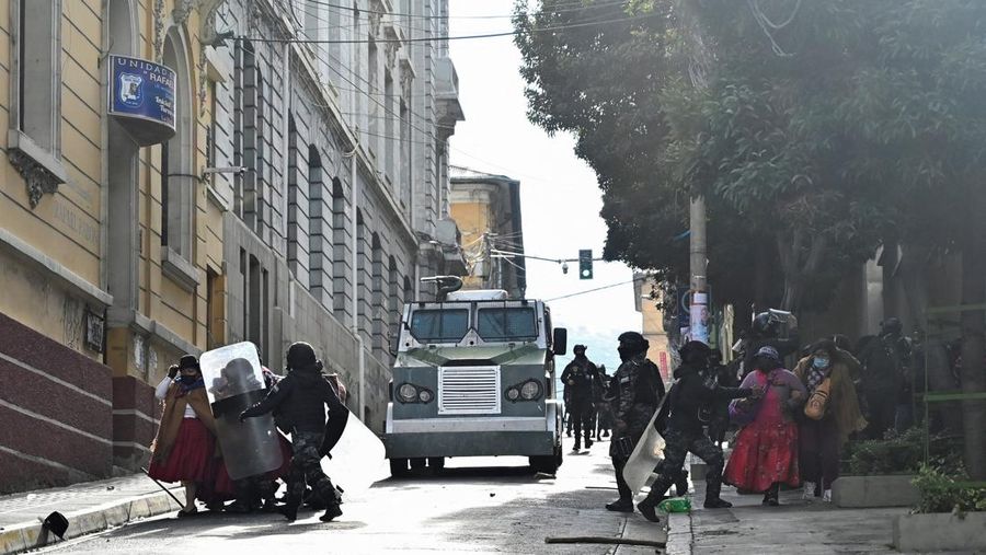 Ricuh selama pawai yang menyerukan pengunduran diri Presiden Bolivia Rodrigo Paz di La Paz, Bolivia, Senin (18/5/2026). (REUTERS/Claudia Morales)