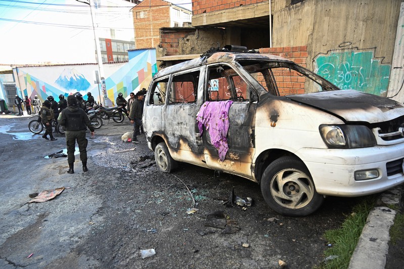 Ricuh selama pawai yang menyerukan pengunduran diri Presiden Bolivia Rodrigo Paz di La Paz, Bolivia, Senin (18/5/2026). (REUTERS/Claudia Morales)