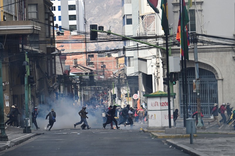 Ricuh selama pawai yang menyerukan pengunduran diri Presiden Bolivia Rodrigo Paz di La Paz, Bolivia, Senin (18/5/2026). (REUTERS/Claudia Morales)