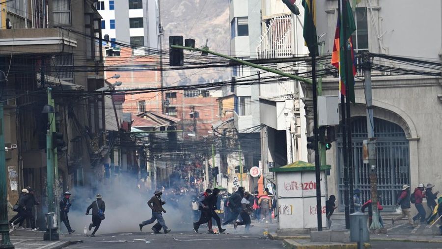 Ricuh selama pawai yang menyerukan pengunduran diri Presiden Bolivia Rodrigo Paz di La Paz, Bolivia, Senin (18/5/2026). (REUTERS/Claudia Morales)