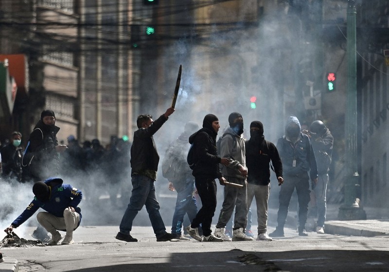 Ricuh selama pawai yang menyerukan pengunduran diri Presiden Bolivia Rodrigo Paz di La Paz, Bolivia, Senin (18/5/2026). (REUTERS/Claudia Morales)