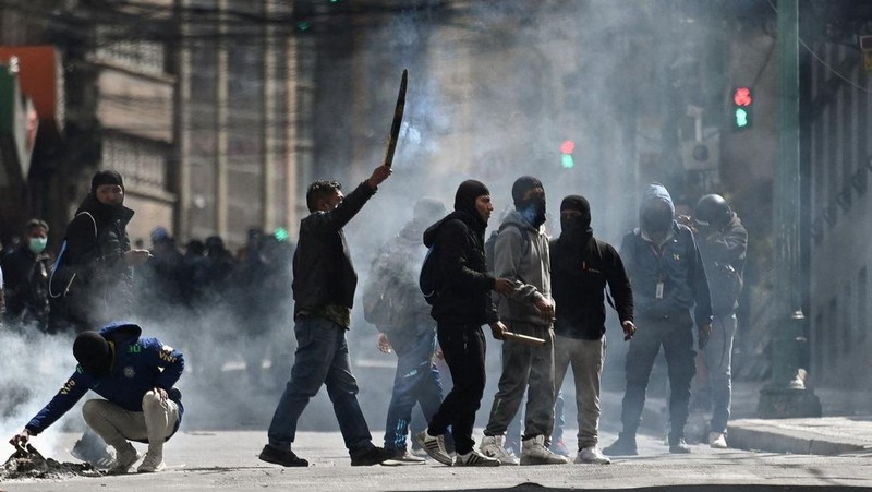 Ricuh selama pawai yang menyerukan pengunduran diri Presiden Bolivia Rodrigo Paz di La Paz, Bolivia, Senin (18/5/2026). (REUTERS/Claudia Morales)