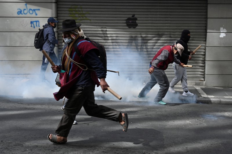 Ricuh selama pawai yang menyerukan pengunduran diri Presiden Bolivia Rodrigo Paz di La Paz, Bolivia, Senin (18/5/2026). (REUTERS/Claudia Morales)