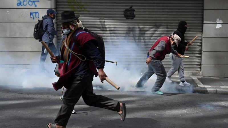 Ricuh selama pawai yang menyerukan pengunduran diri Presiden Bolivia Rodrigo Paz di La Paz, Bolivia, Senin (18/5/2026). (REUTERS/Claudia Morales)